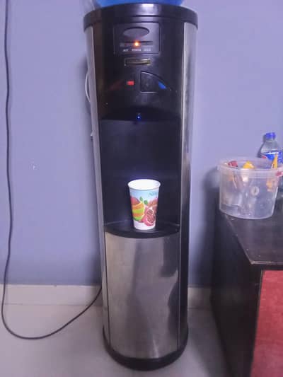 hot and cold dispensar