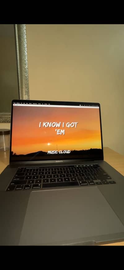 Macbook pro 32gb ram 2019 16" 4+1.5gb graphics card 512gb storage