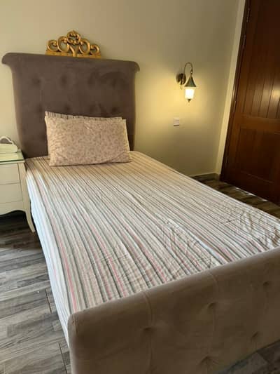 Single Bed with MoltyFoam Memory Foam Mattress – Excellent Condition