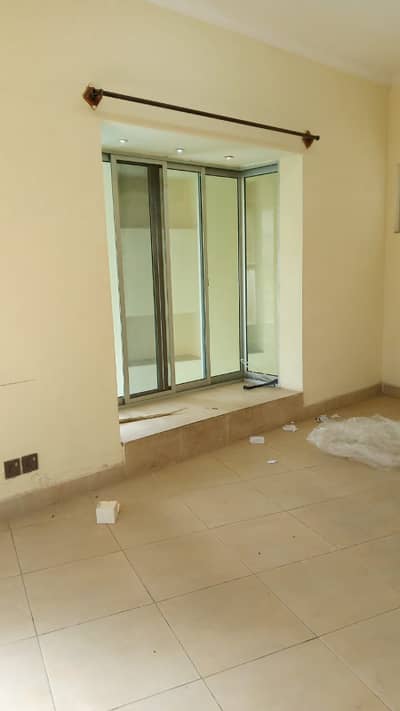 10 marla uperr portion Available for rent gass Available