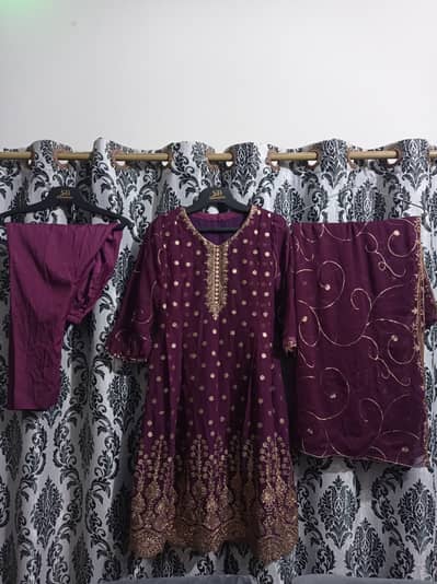 Elegant Crinkle Karahi Suit – Heavy Embroidered Neck & Daman with Cri