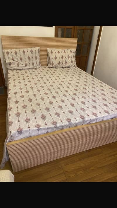 A unique and well maintained Bed in lowest price.