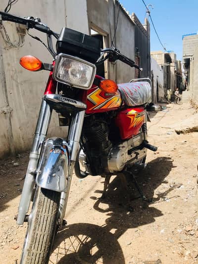 bilkul saaf condition hai engine sealed hai engine me koi kaam nhi hai