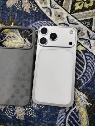 IPHONE XR CONVERTED 17 PRO SILVER COLURE FACTORY UNLOCKED 03066605430