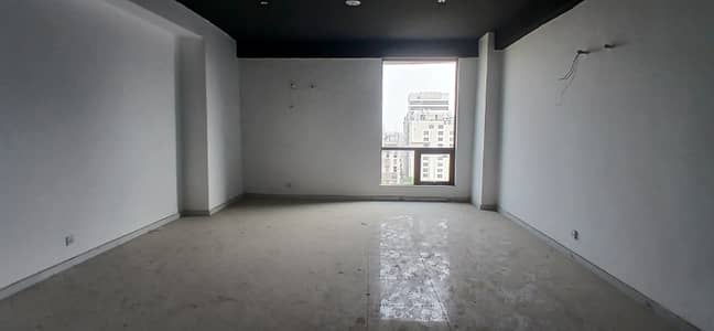 Premier Brand New Office Gulberg Destination 550 SQ Available For Rent!