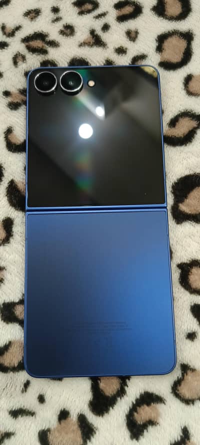 Samsung galaxy Z Flip 7 12gb Ram 512Gb Room