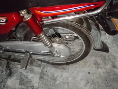 new bike ha bilkul saf hai open letar hai num nhi Laga Tori c bs chali