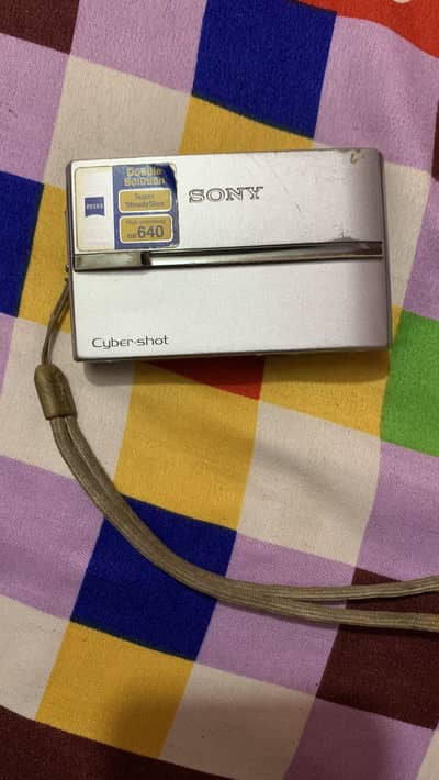 Sony DSC - T9 cybershot camera