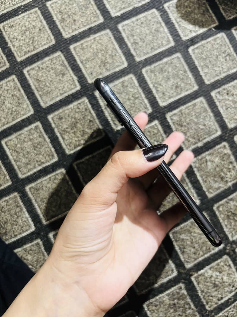 iPhone Xs 4