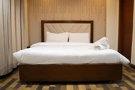 Deluxe 3 Bed Rooms Apartment Gold Crest DHA Ph4 on per day rent