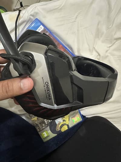 Sony ps4 1 tb with 2 controllers,headphone, 3 games and all cables