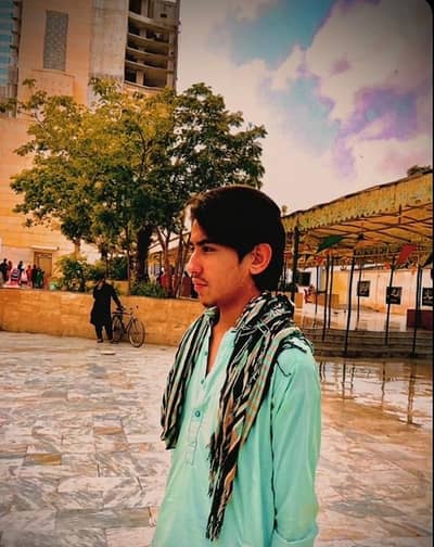 Baghiche ki dekh-bhaal kar sack ta hu