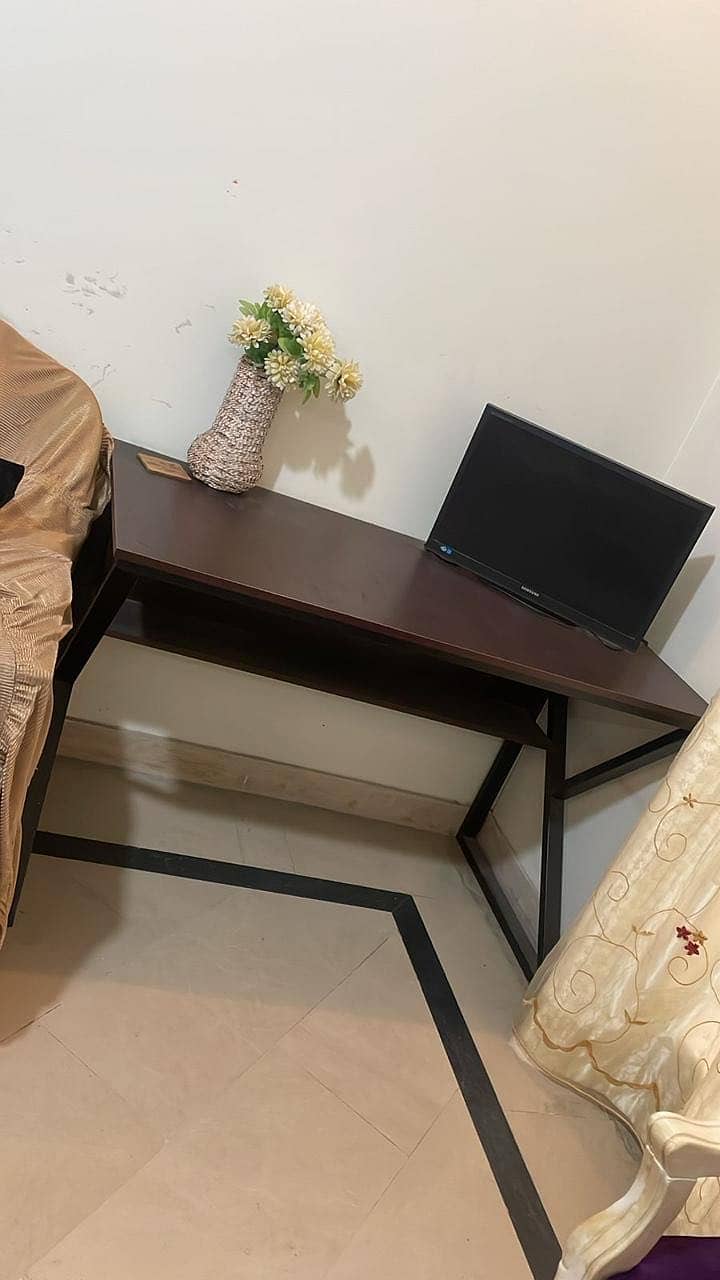 Computer table 0