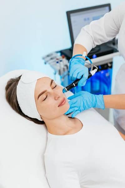 Female helper/Assistant required for aesthetic clinic