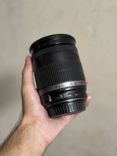Canon EFs 18-200mm Zoom Lens