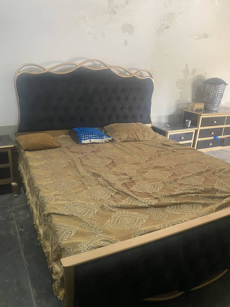 double bed & dressing table 4