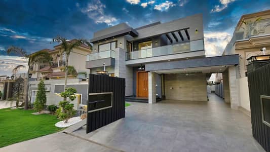 1-Kanal Contemporary Bungalow 5 Bedrooms, Elegant Double-Height Lobby