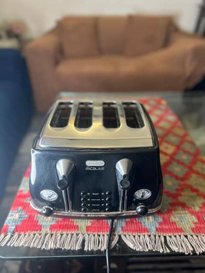DeLonghi 4 Slice toaster