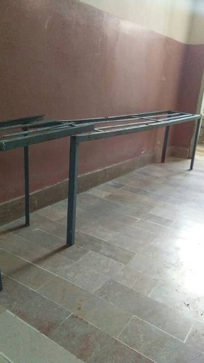 مضبوط لوھے کی بینچیں برائے فروخت.