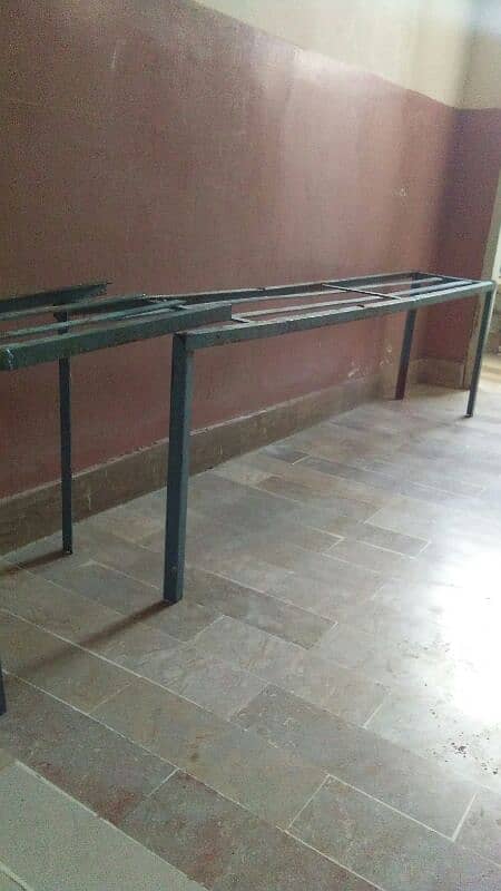 مضبوط لوھے کی بینچیں برائے فروخت. 0