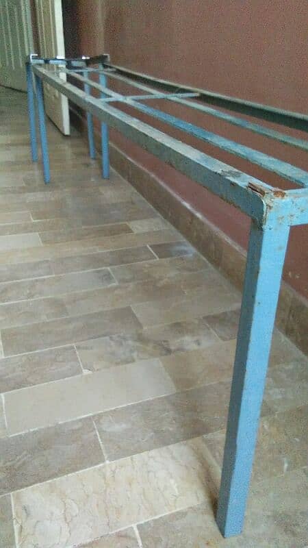 مضبوط لوھے کی بینچیں برائے فروخت. 1