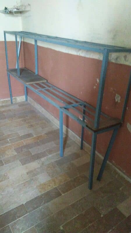 مضبوط لوھے کی بینچیں برائے فروخت. 2