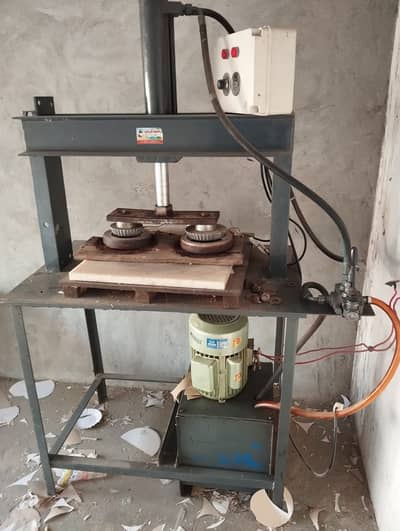 Disposable Plate molding machine with five dyes contact 03096762787