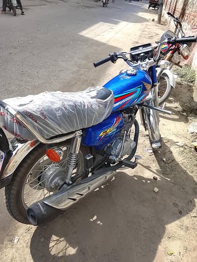 urgent sale CD 125 New model in blue color