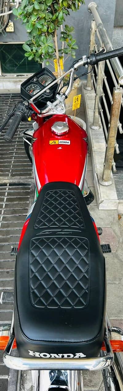 Honda 125 22/23 model.  10/10 conditions 170000 red colour 03084272892