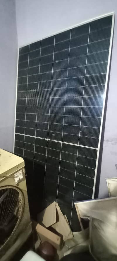 almost new solar panel with stand  585 wt