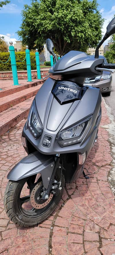 United 100cc petrol scooter in brand new condition