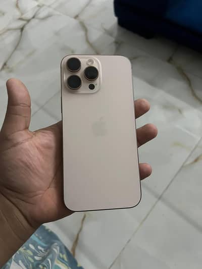 iPhone 16 pro max 1 hand use