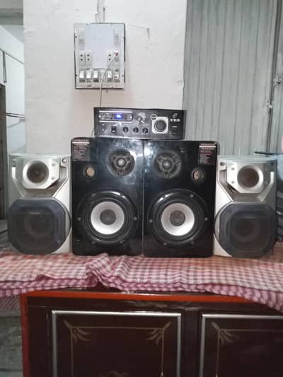 2 Panasonic speakers 2 Pakistani speakers 1 amplifier