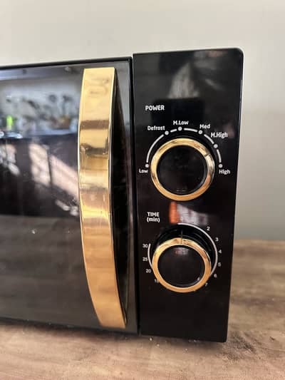 Russell Hobbs 700W Microwave Oven – Excellent Condition