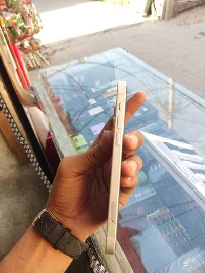 Iphone 12 white colour