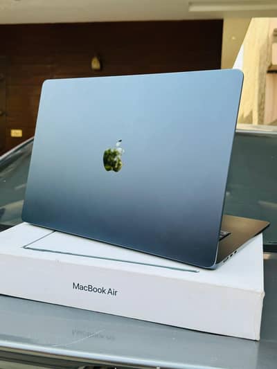 APPLE MACBOKOK AIR M2 CHIP FOR SALE WITH BOX