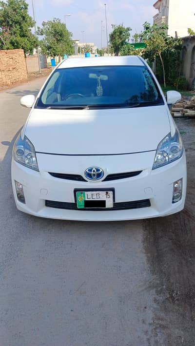 Toyota Prius 2015 White I Lahore registered I Family used car