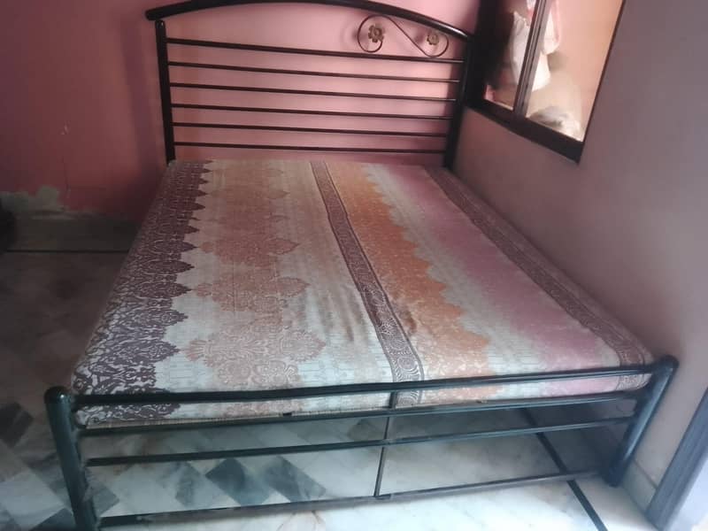 King size bed 0
