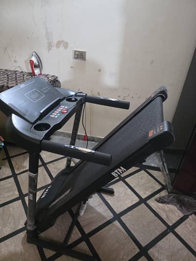 Treadmill (Like New) - Heart Monitor & Speakers - Must Go!