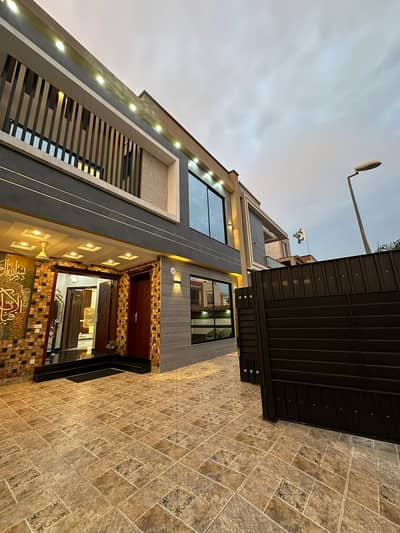 10 Marla House For Rent in bahria Town Lahore.