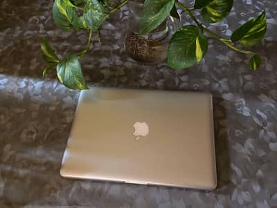 Mackbook pro 13 inches Mid 2012 model good condition