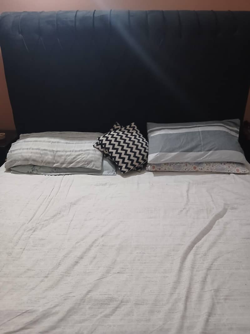 Bed + 2 Side Tables 0