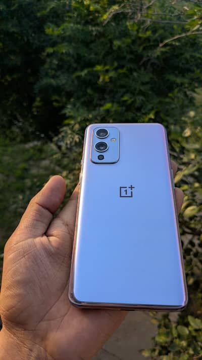 one plus 9 5g.  10/10 pta approved purple color