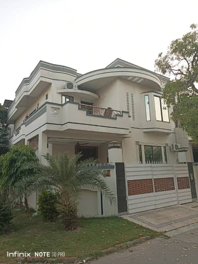 10 Marla Used House With Corner At Good Location For Sale