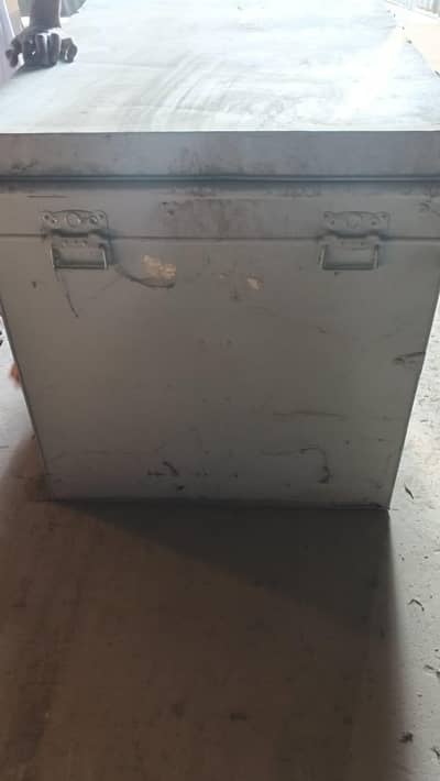 آٹھ عدد لوہے کی بڑی پیٹیاں۔اور لوہے کے سٹینڈ