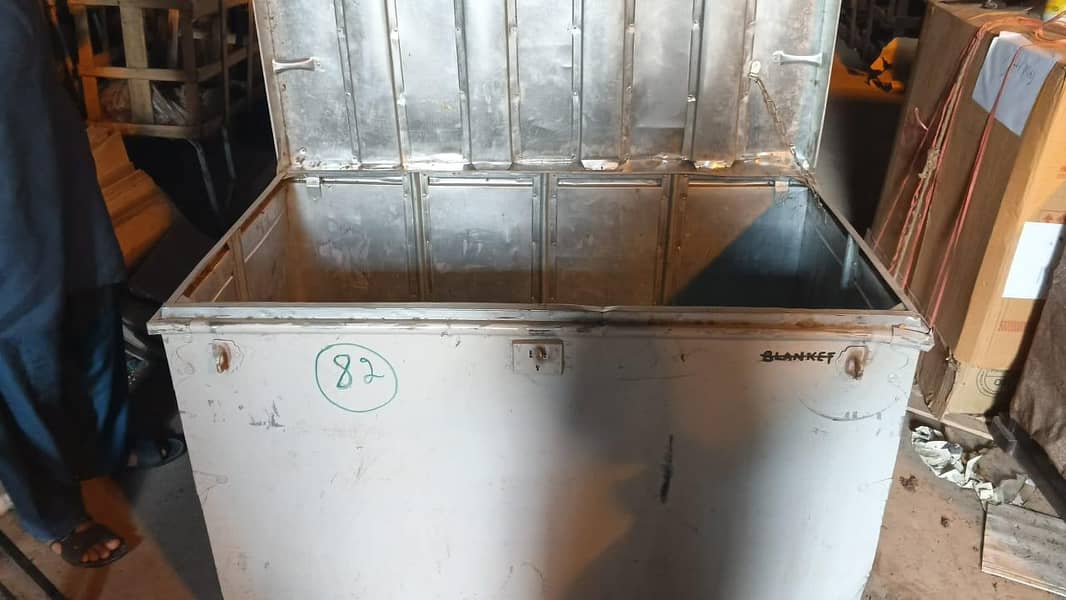 آٹھ عدد لوہے کی بڑی پیٹیاں۔اور لوہے کے سٹینڈ 1