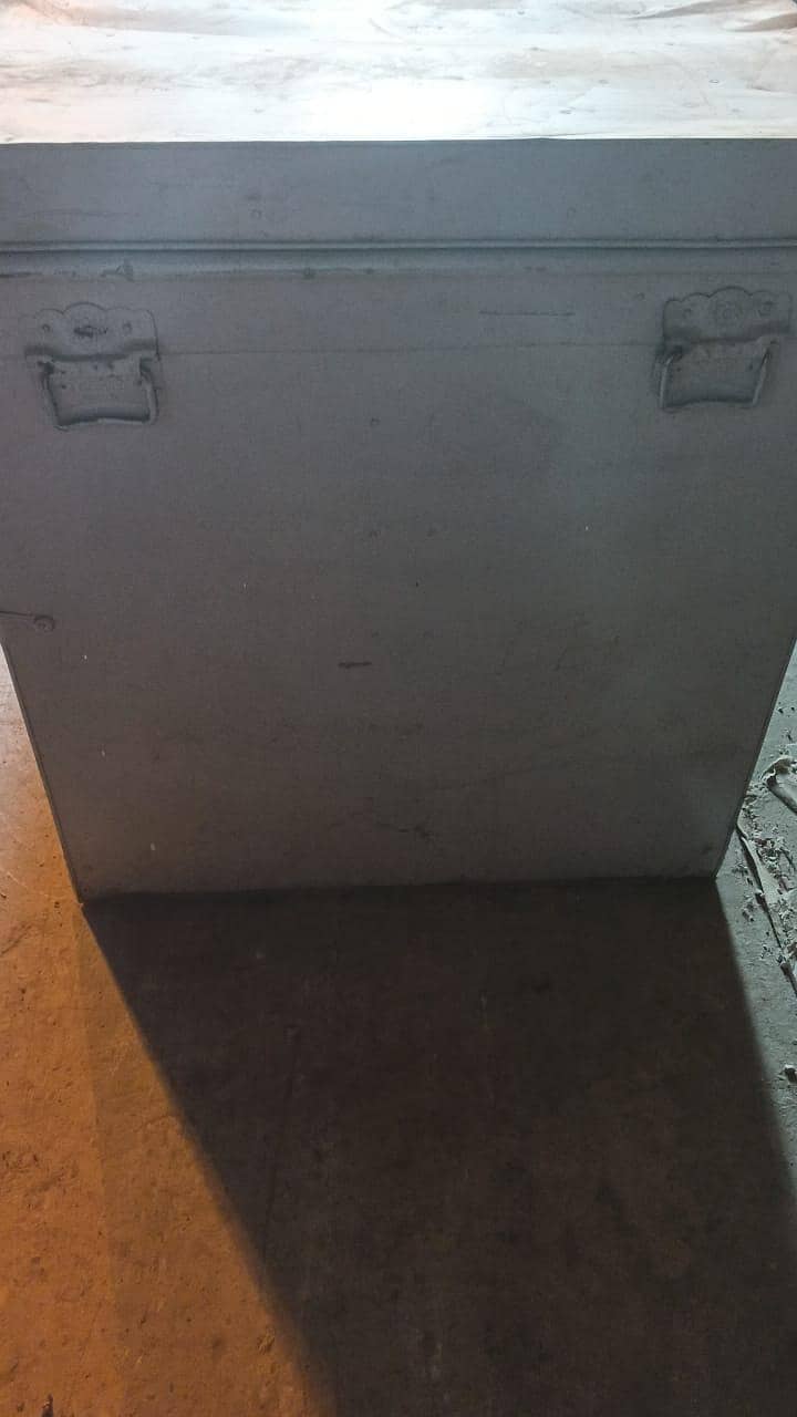 آٹھ عدد لوہے کی بڑی پیٹیاں۔اور لوہے کے سٹینڈ 2