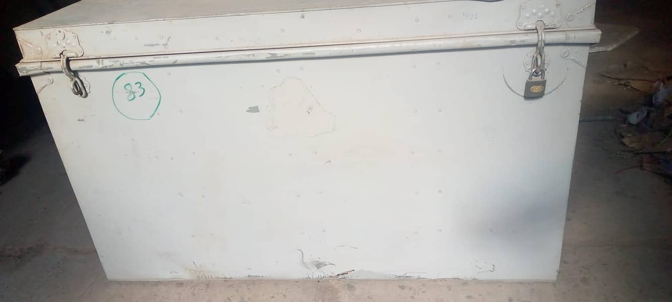 آٹھ عدد لوہے کی بڑی پیٹیاں۔اور لوہے کے سٹینڈ 4