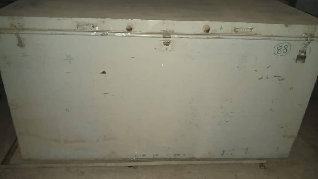 آٹھ عدد لوہے کی بڑی پیٹیاں۔اور لوہے کے سٹینڈ 5