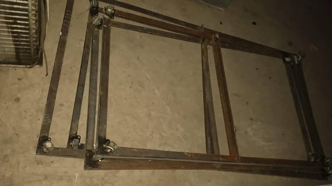 آٹھ عدد لوہے کی بڑی پیٹیاں۔اور لوہے کے سٹینڈ 6